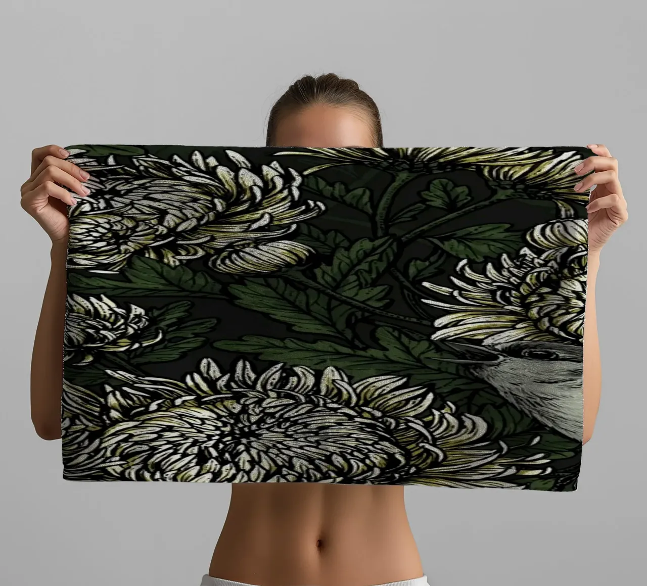 I codirossi nei crisantemi verdi e bianchi asciugamano da bagno da Painted Nature
