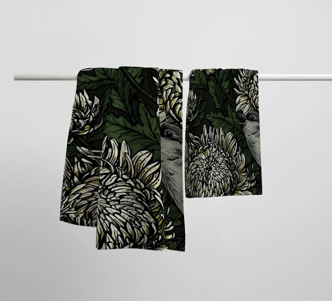 I codirossi nei crisantemi verdi e bianchi asciugamano da bagno da Painted Nature