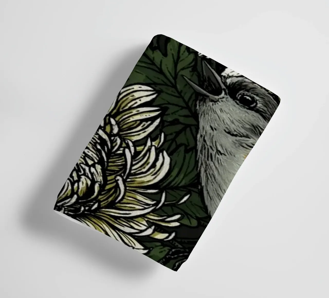 Rotschwänzchen in den Chrysanthemen in Grün und Weiß Handtuch von Painted Nature