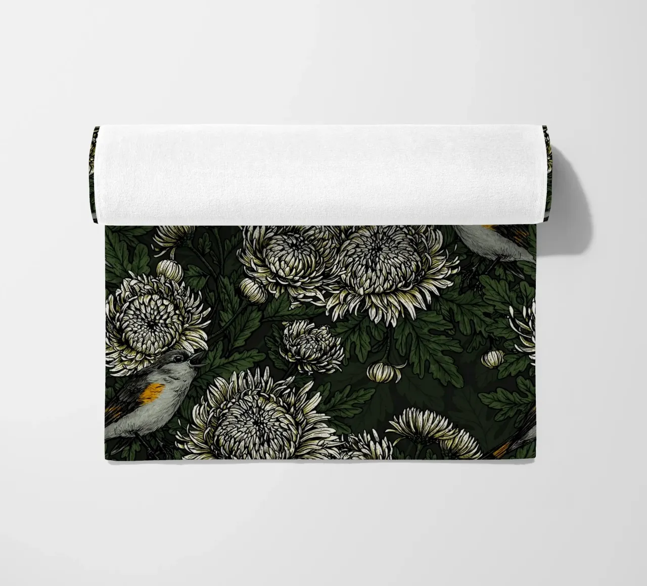 I codirossi nei crisantemi verdi e bianchi telo mare da Painted Nature
