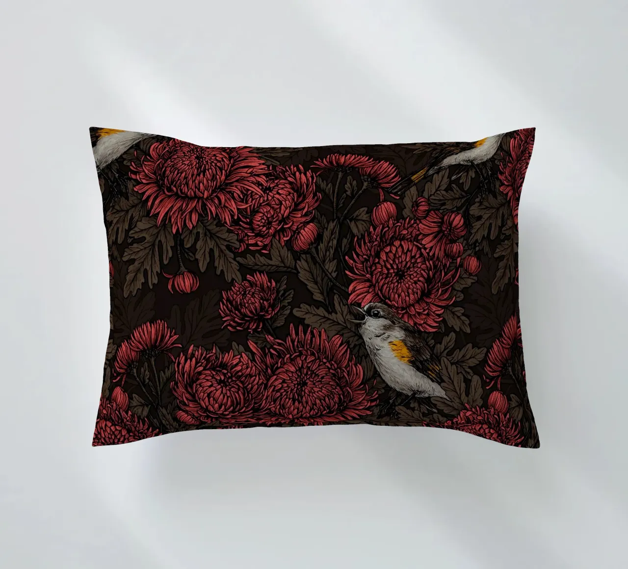 I codirossi nei crisantemi in marrone e rosso cuscino da Painted Nature