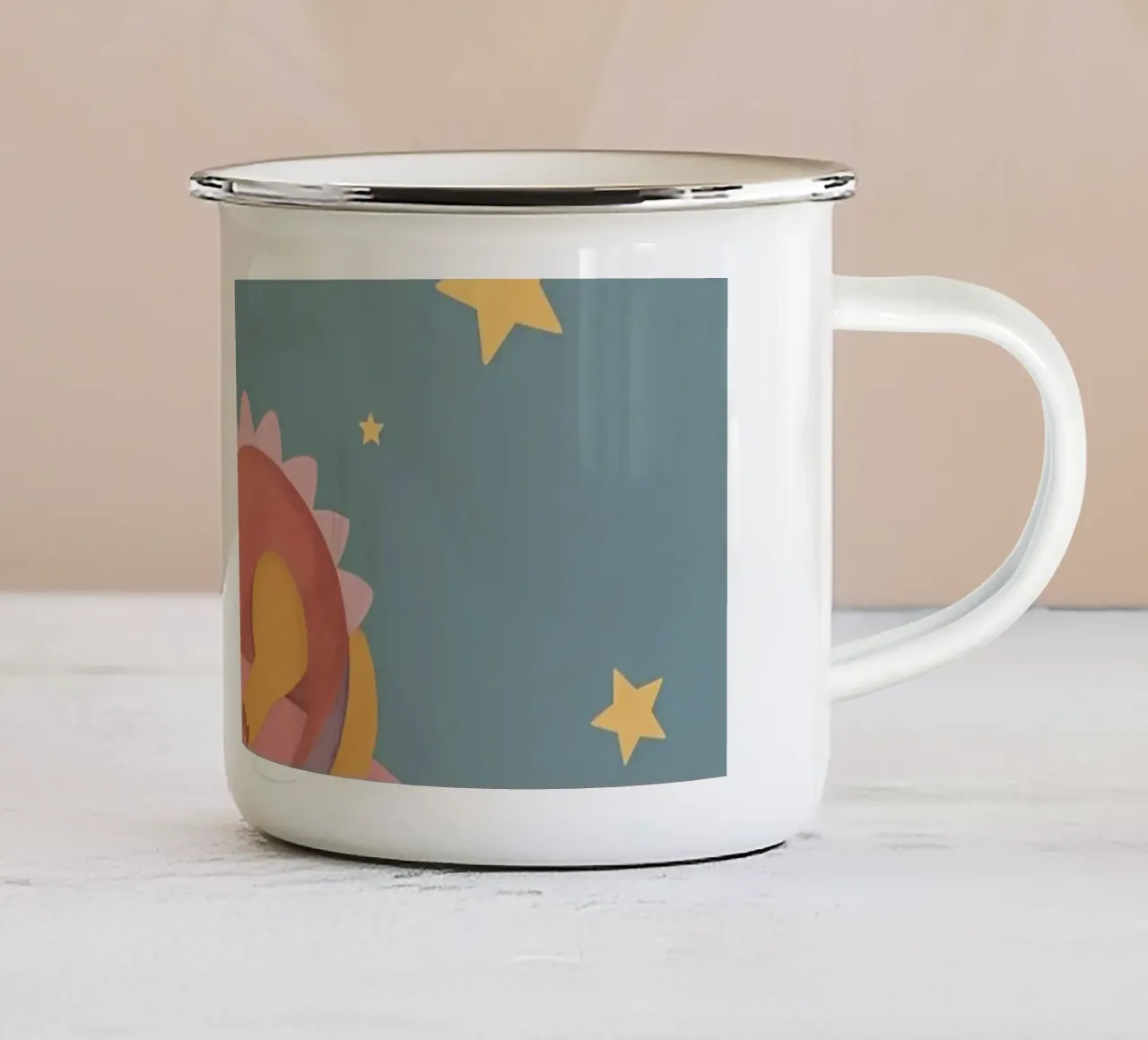 Carino drago addormentato su arcobaleno con sole nuvole e stelle tazza in smalto da DesignDoodle