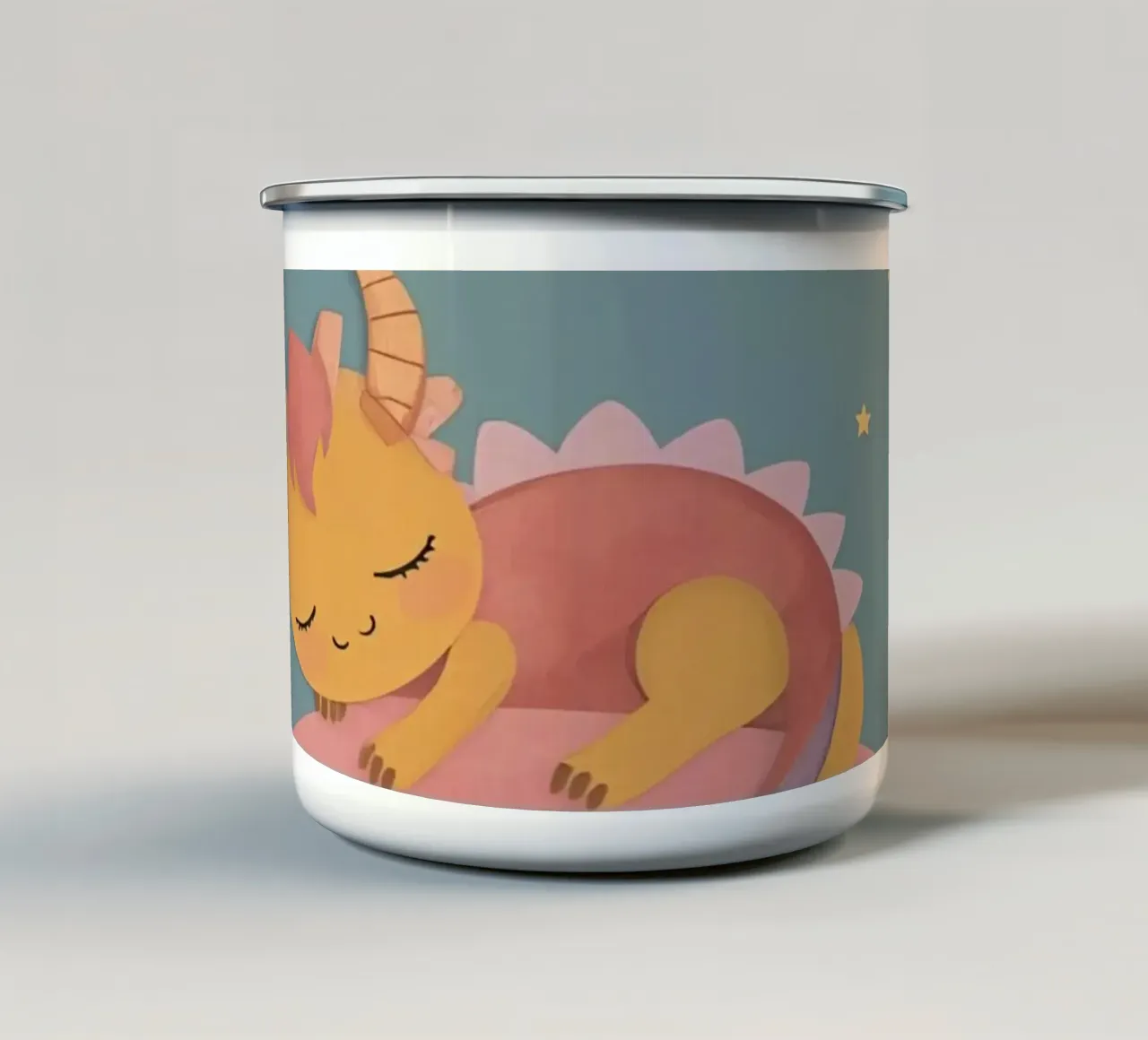 Carino drago addormentato su arcobaleno con sole nuvole e stelle tazza in smalto da DesignDoodle