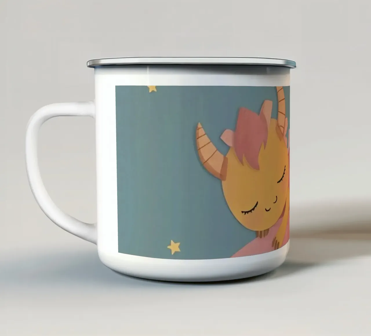 Carino drago addormentato su arcobaleno con sole nuvole e stelle tazza in smalto da DesignDoodle
