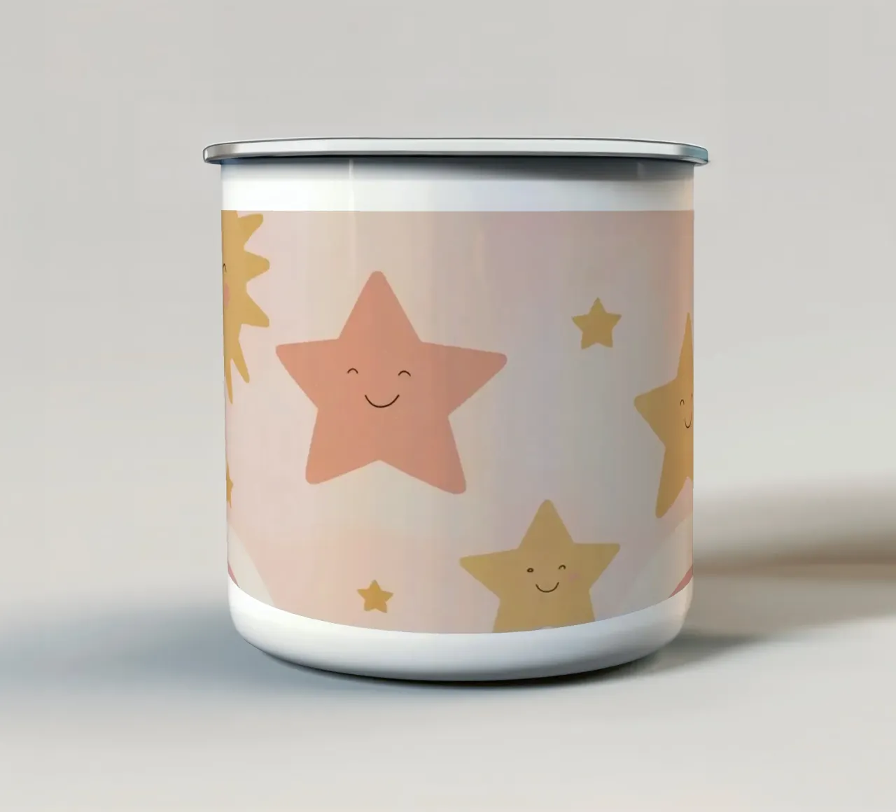 Sole sorridente e stelle felici con le nuvole tazza in smalto da DesignDoodle