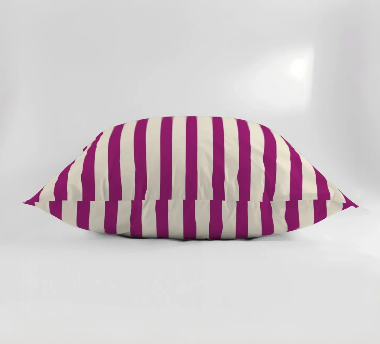 Retro Charming Magenta Stripes cuscino da TijanaArtStudio88
