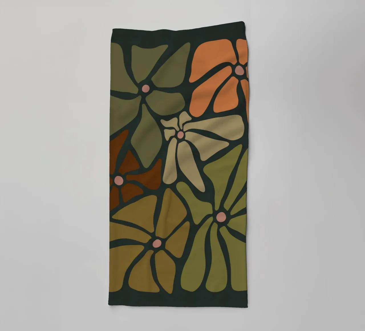 Fiori autunnali retrò di metà secolo in arancione, crema, tan e kaki asciugamano da bagno da This Wild Soul - Illustration