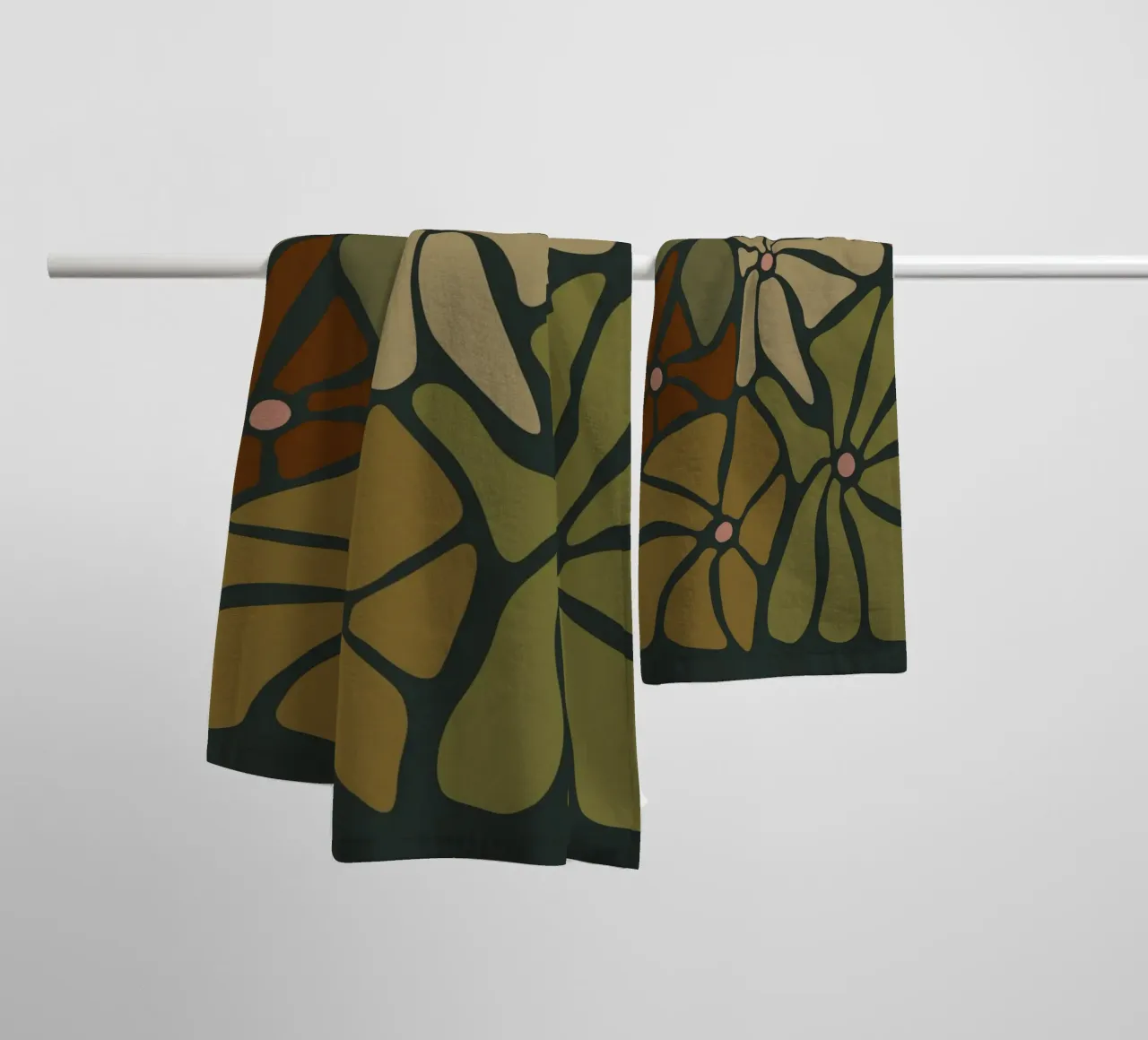 Fiori autunnali retrò di metà secolo in arancione, crema, tan e kaki asciugamano da bagno da This Wild Soul - Illustration