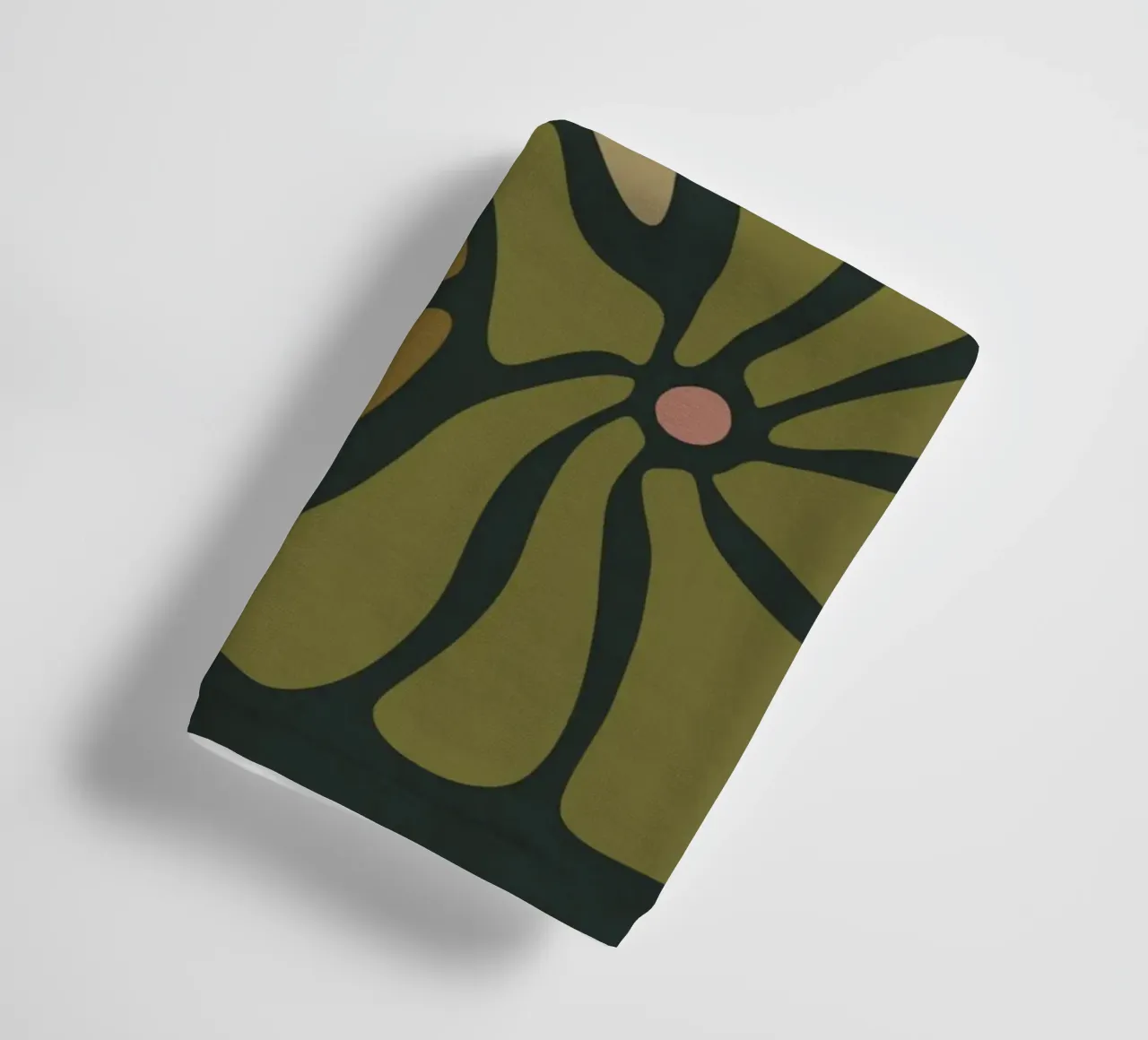 Fiori autunnali retrò di metà secolo in arancione, crema, tan e kaki asciugamano da bagno da This Wild Soul - Illustration