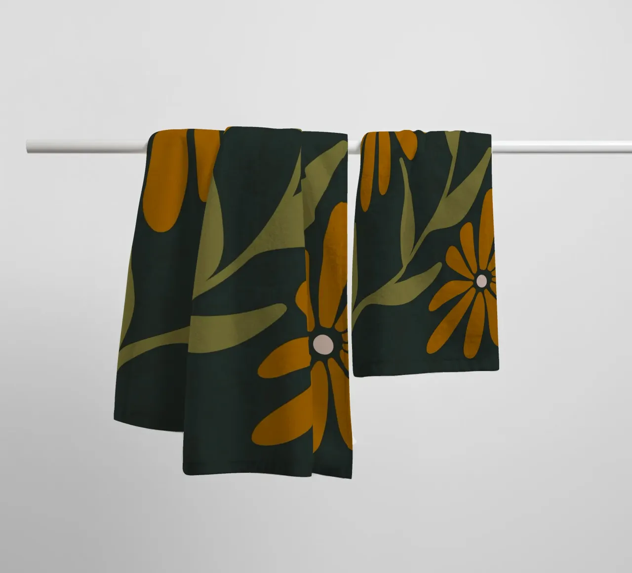 Fiori retrò di metà secolo, arancione, marrone, cachi, verde scuro asciugamano da bagno da This Wild Soul - Illustration
