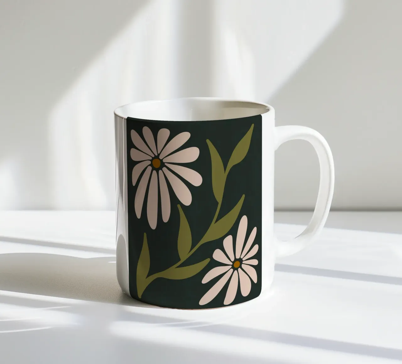 Fiori retrò di metà secolo, crema, cachi, verde scuro anni '70-'60 tazza in ceramica da This Wild Soul - Illustration