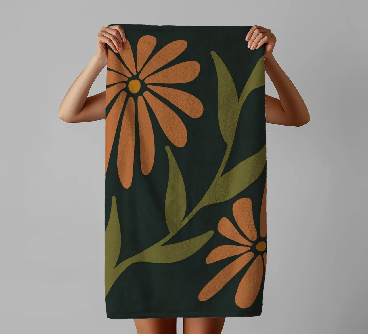 Fiori retrò di metà secolo, arancione, marrone, cachi, verde anni '70-'60 asciugamano da bagno da This Wild Soul - Illustration
