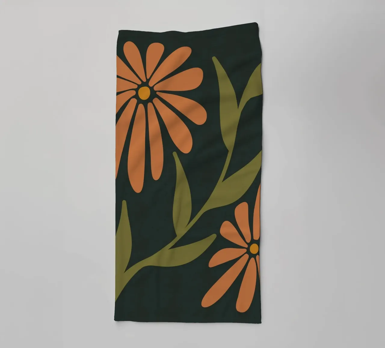 Fiori retrò di metà secolo, arancione, marrone, cachi, verde anni '70-'60 asciugamano da bagno da This Wild Soul - Illustration
