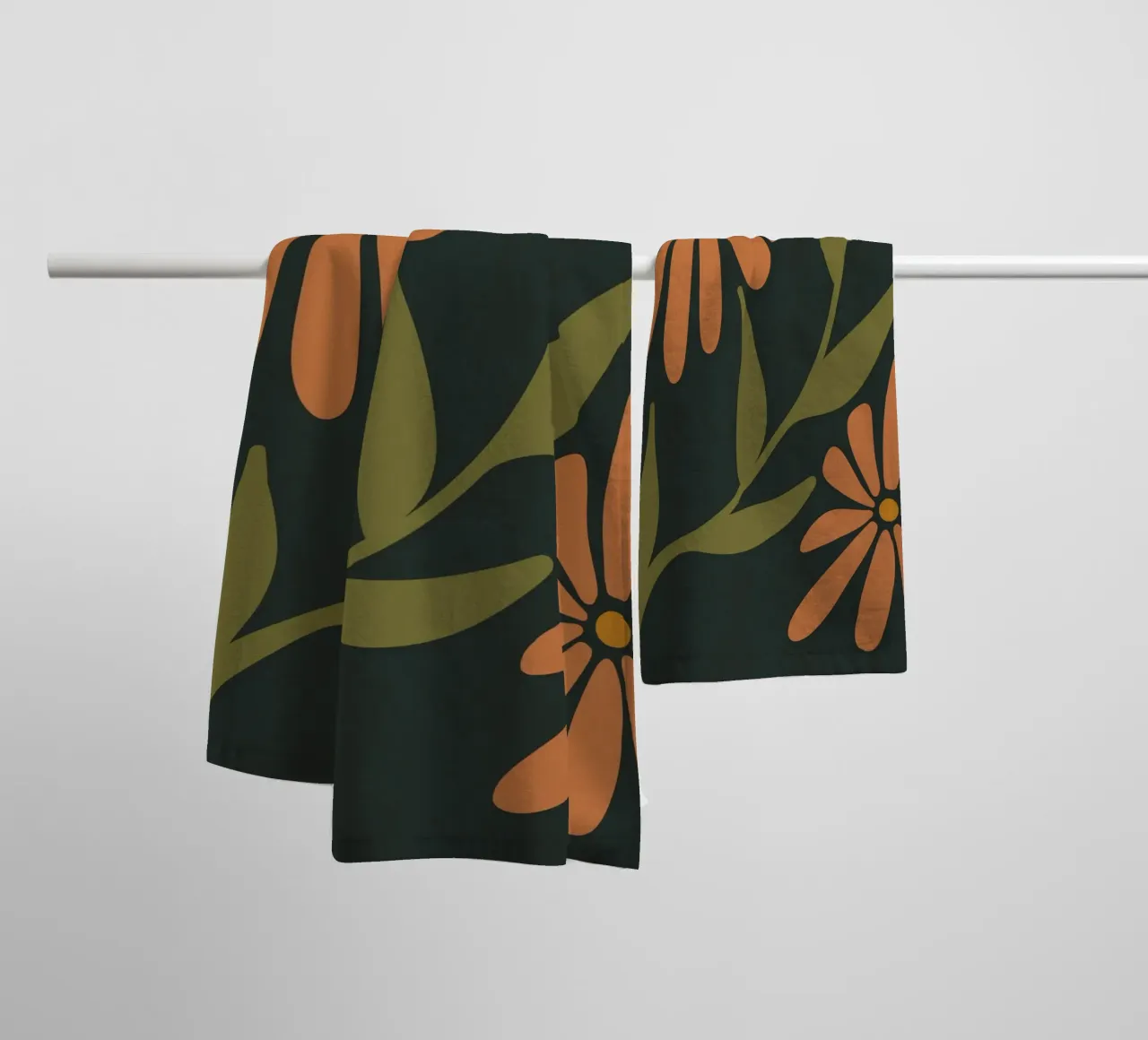 Fiori retrò di metà secolo, arancione, marrone, cachi, verde anni '70-'60 asciugamano da bagno da This Wild Soul - Illustration
