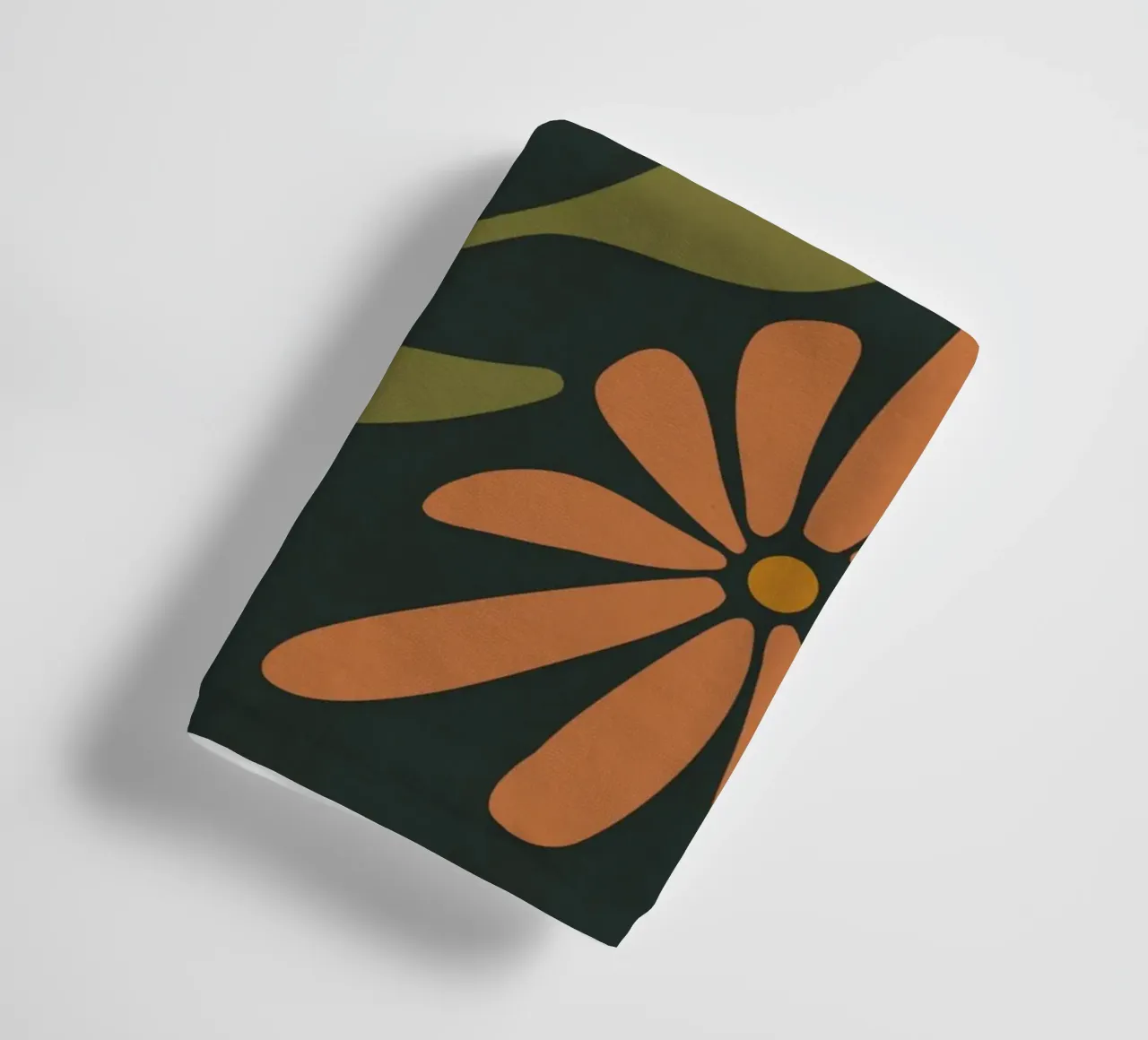 Fiori retrò di metà secolo, arancione, marrone, cachi, verde anni '70-'60 asciugamano da bagno da This Wild Soul - Illustration
