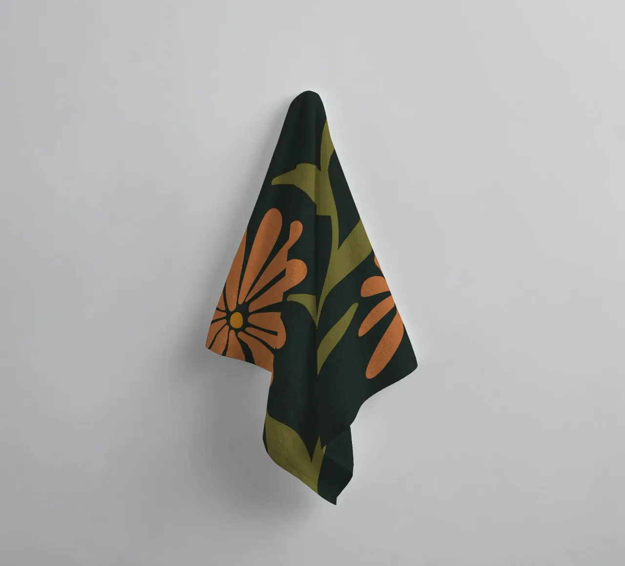 Fiori retrò di metà secolo, arancione, marrone, cachi, verde anni '70-'60 asciugamano da bagno da This Wild Soul - Illustration