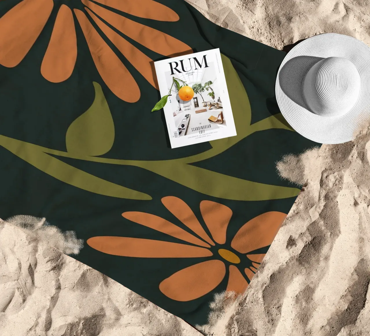 Fiori retrò di metà secolo, arancione, marrone, cachi, verde anni '70-'60 telo mare da This Wild Soul - Illustration