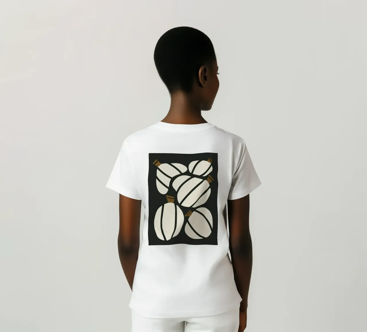 Arte bauhaus di metà secolo in bianco e nero, zucca retrò d'autunno t-shirt da This Wild Soul - Illustration