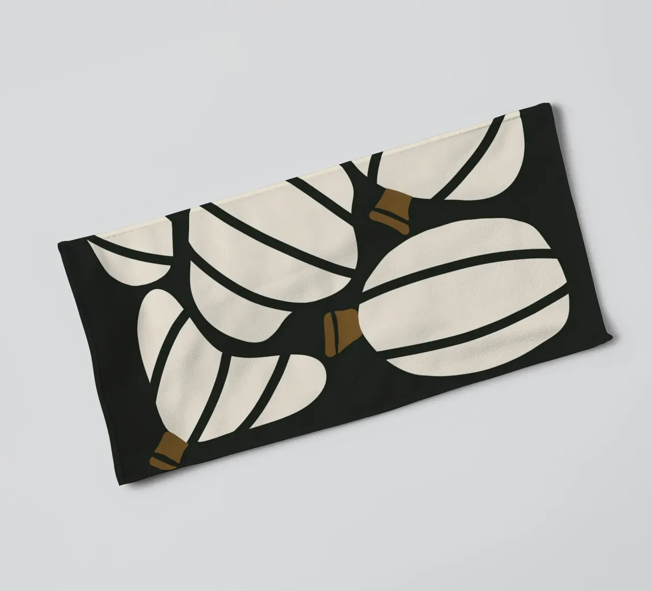 Arte bauhaus di metà secolo in bianco e nero, zucca retrò d'autunno asciugamano da bagno da This Wild Soul - Illustration