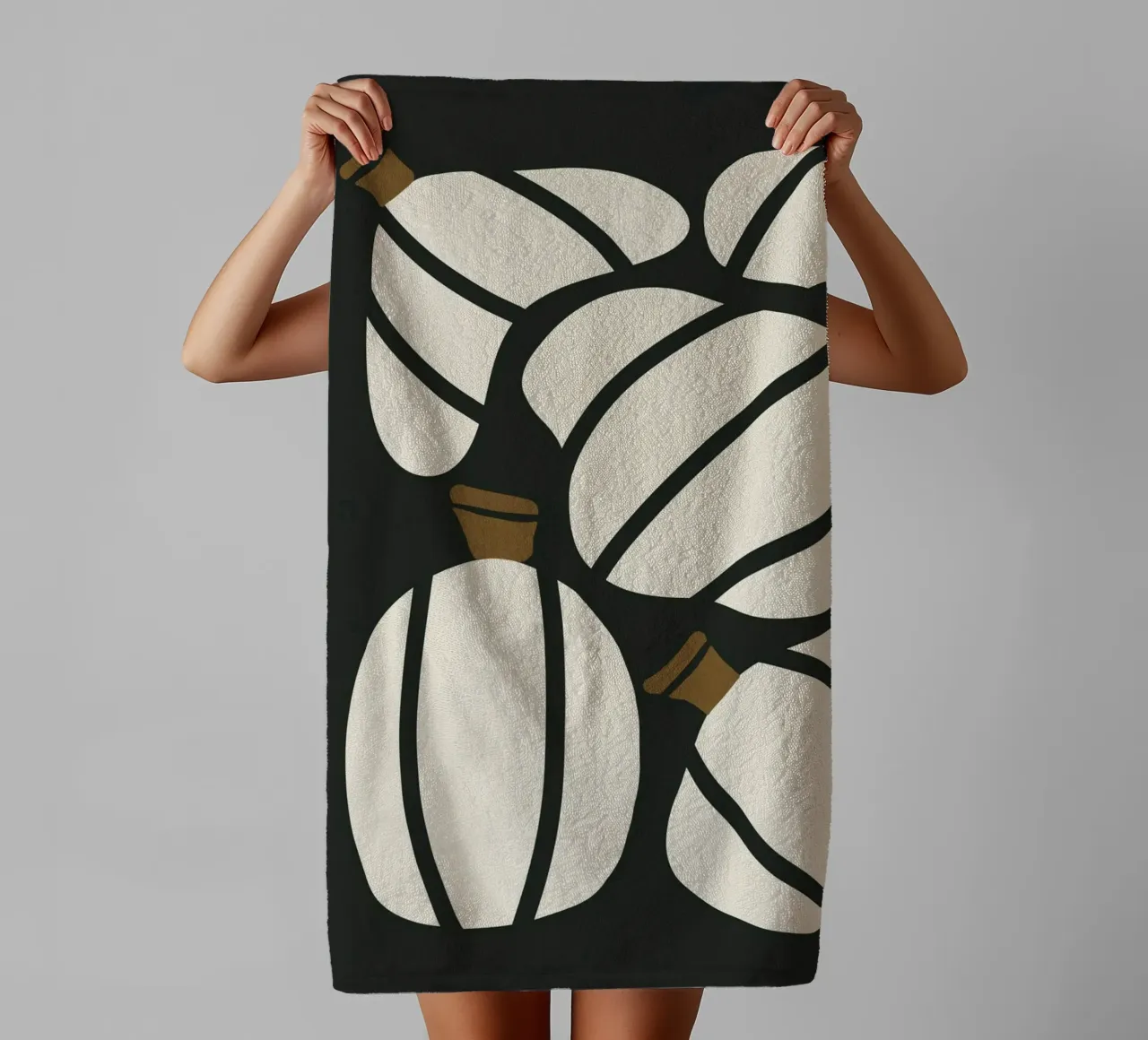 Arte bauhaus di metà secolo in bianco e nero, zucca retrò d'autunno asciugamano da bagno da This Wild Soul - Illustration