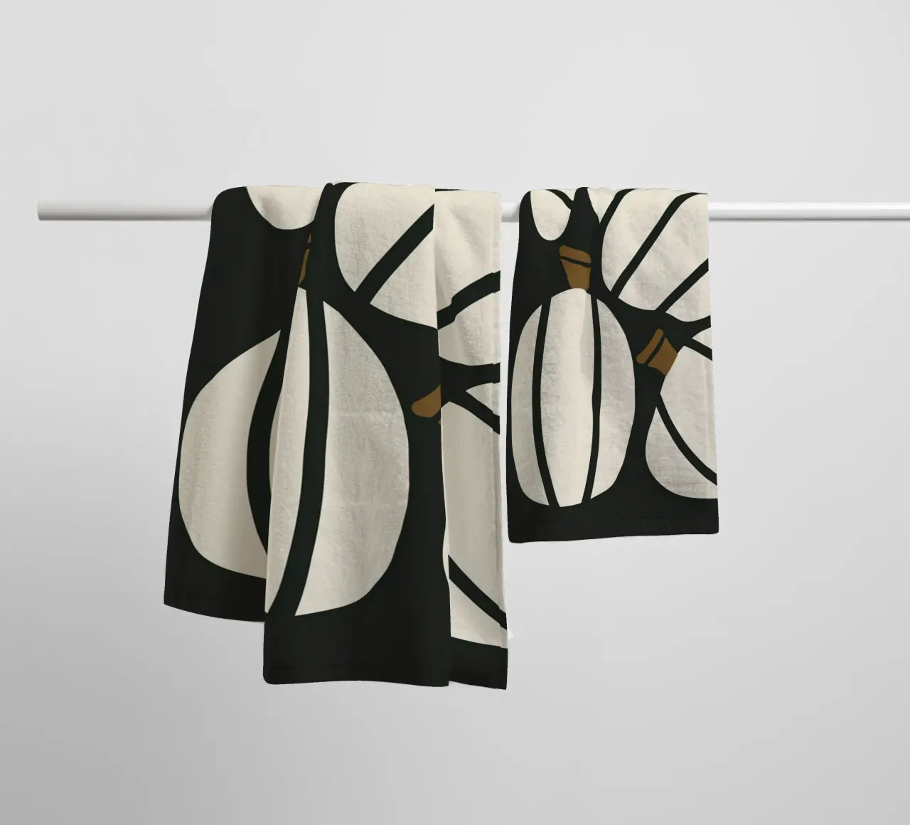Arte bauhaus di metà secolo in bianco e nero, zucca retrò d'autunno asciugamano da bagno da This Wild Soul - Illustration