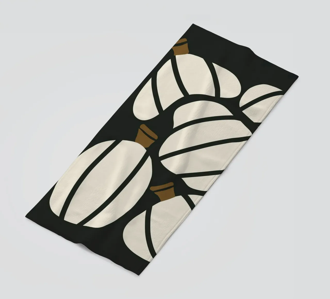 Arte bauhaus di metà secolo in bianco e nero, zucca retrò d'autunno telo mare da This Wild Soul - Illustration
