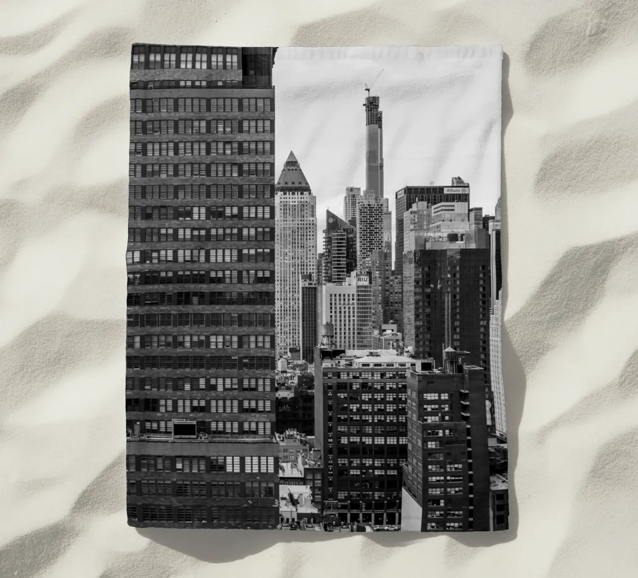 Manhattan Love B&W Kunst Strandtuch von Carinaprint