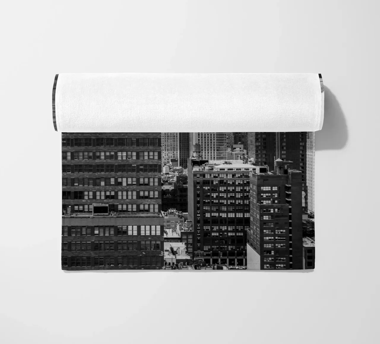 Manhattan Love B&W Kunst Strandtuch von Carinaprint