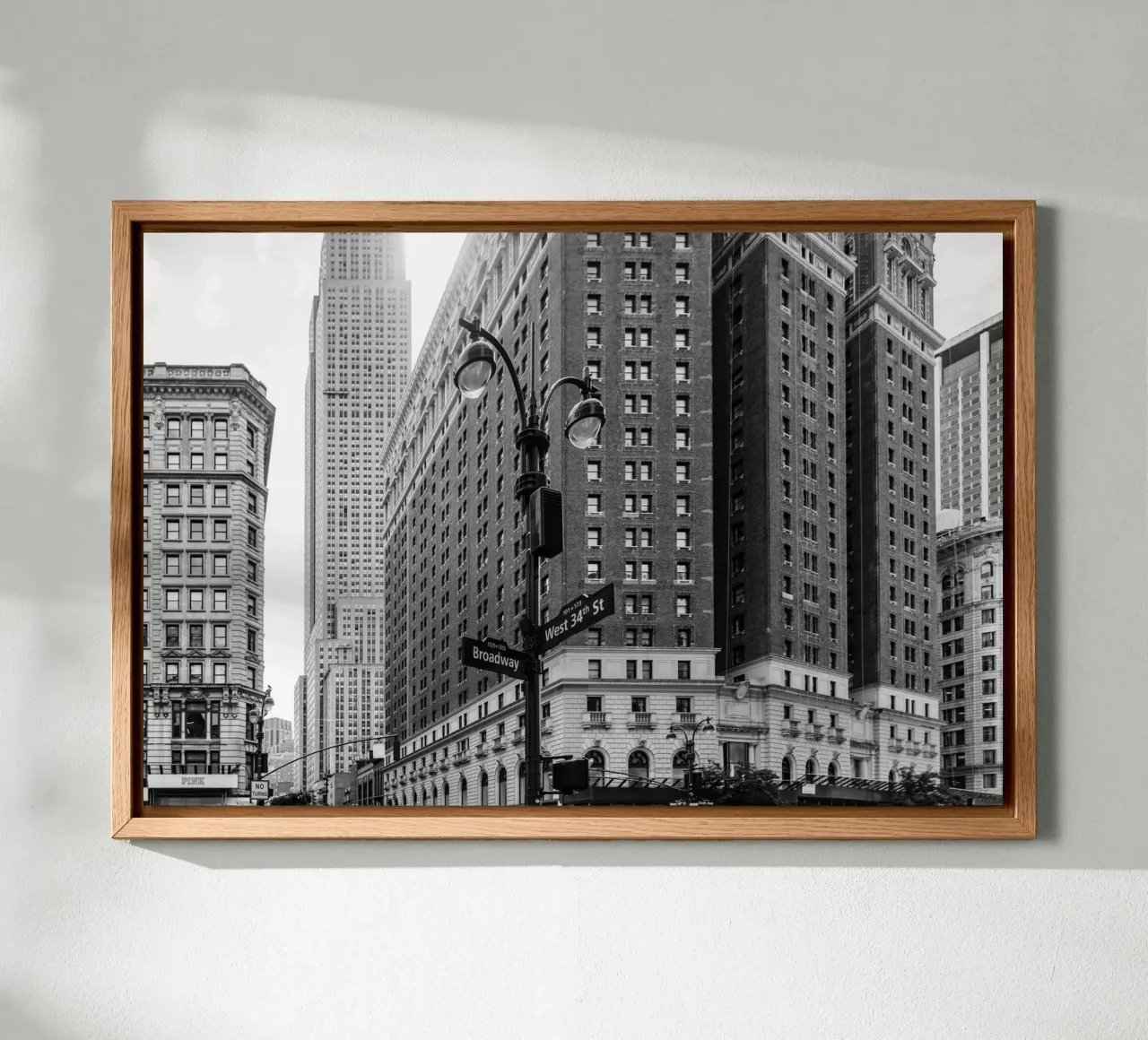 Vita di città Broadway NYC B&N tela con Cornice a cassetta da Carinaprint