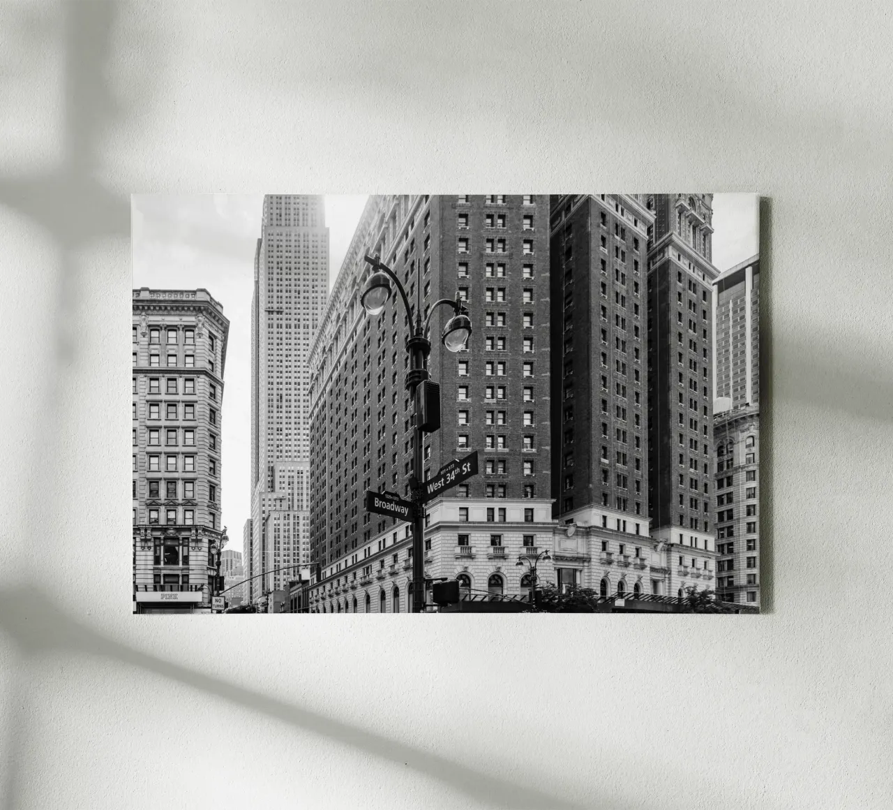 Vita di città Broadway NYC B&N tela con Cornice a cassetta da Carinaprint