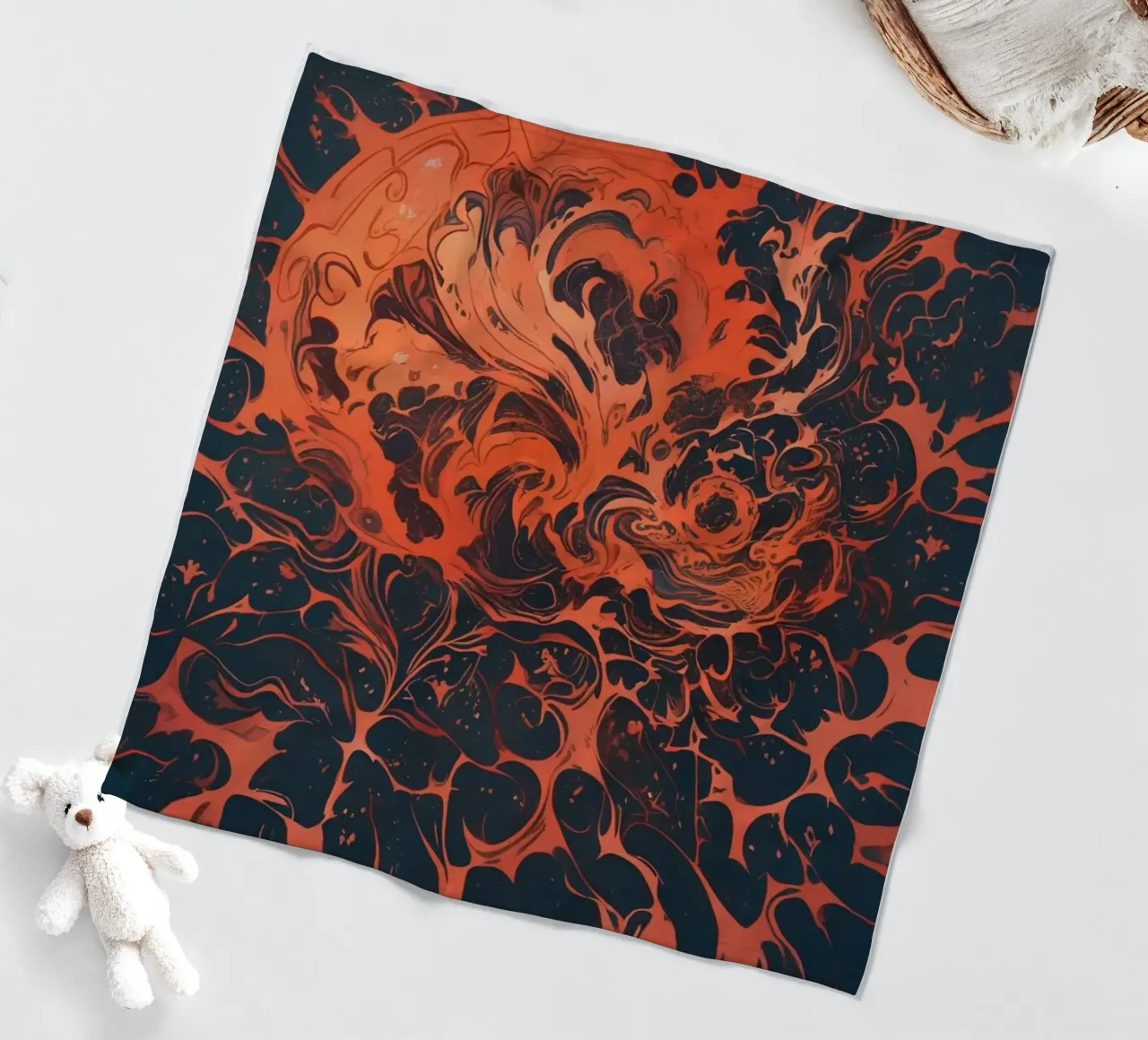 Eternal Sunburst: Un'esplosione astratta di cremisi e oro coperta in pile da Artistic-shop