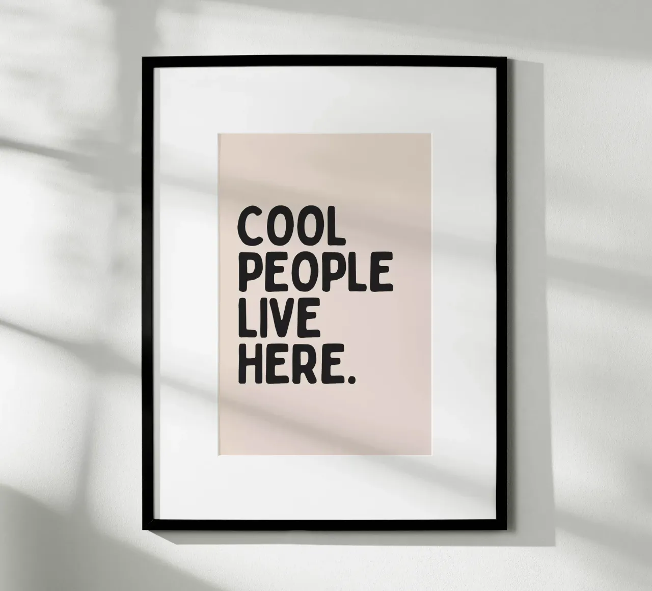 Cool People Live Here poster avec cadre en bois de Mottos by Sinan Saydik