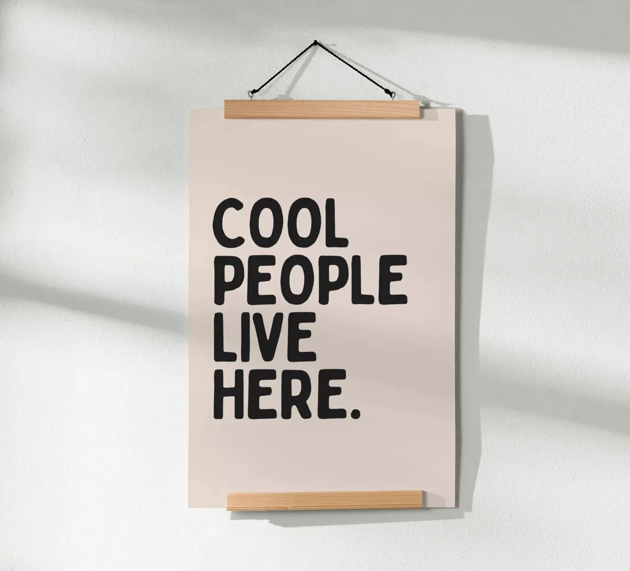 Cool People Live Here poster avec cadre en bois de Mottos by Sinan Saydik