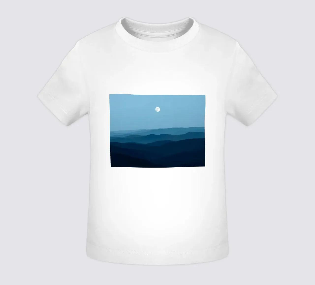 L'abbraccio della serenità: Un'alba di mezzanotte maglietta neonato da Artistic-shop