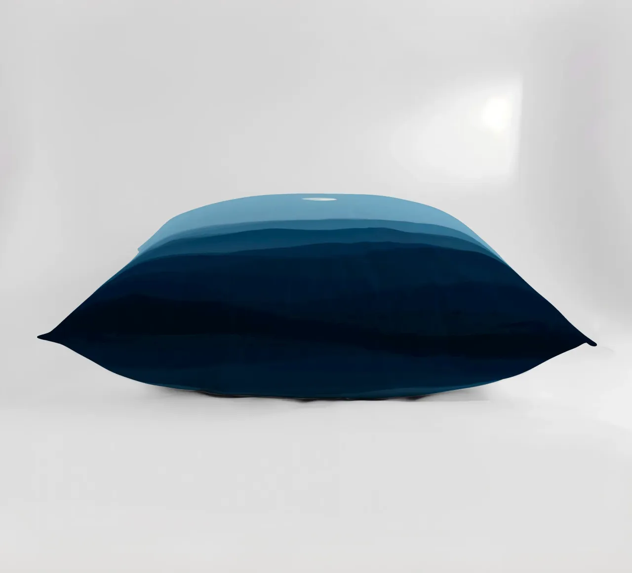 L'abbraccio della serenità: Un'alba di mezzanotte cuscino da Artistic-shop