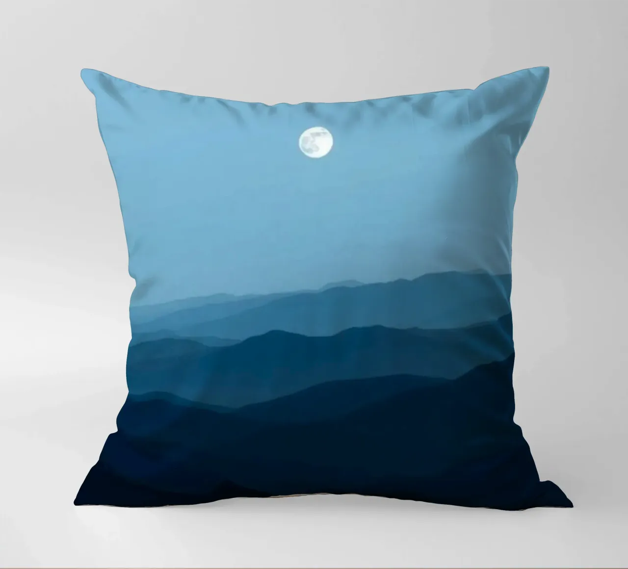 L'abbraccio della serenità: Un'alba di mezzanotte cuscino da Artistic-shop