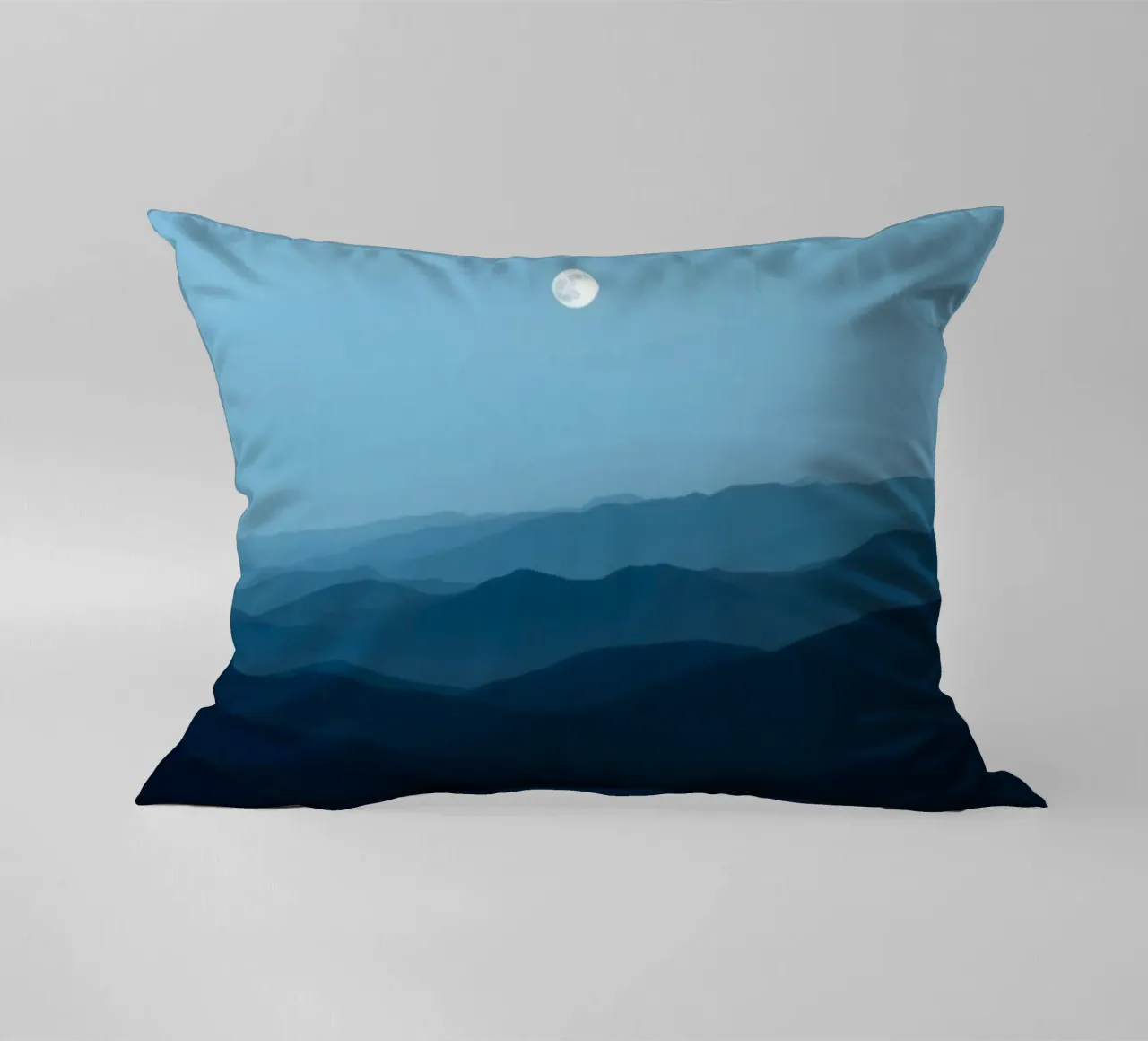 L'abbraccio della serenità: Un'alba di mezzanotte cuscino da Artistic-shop