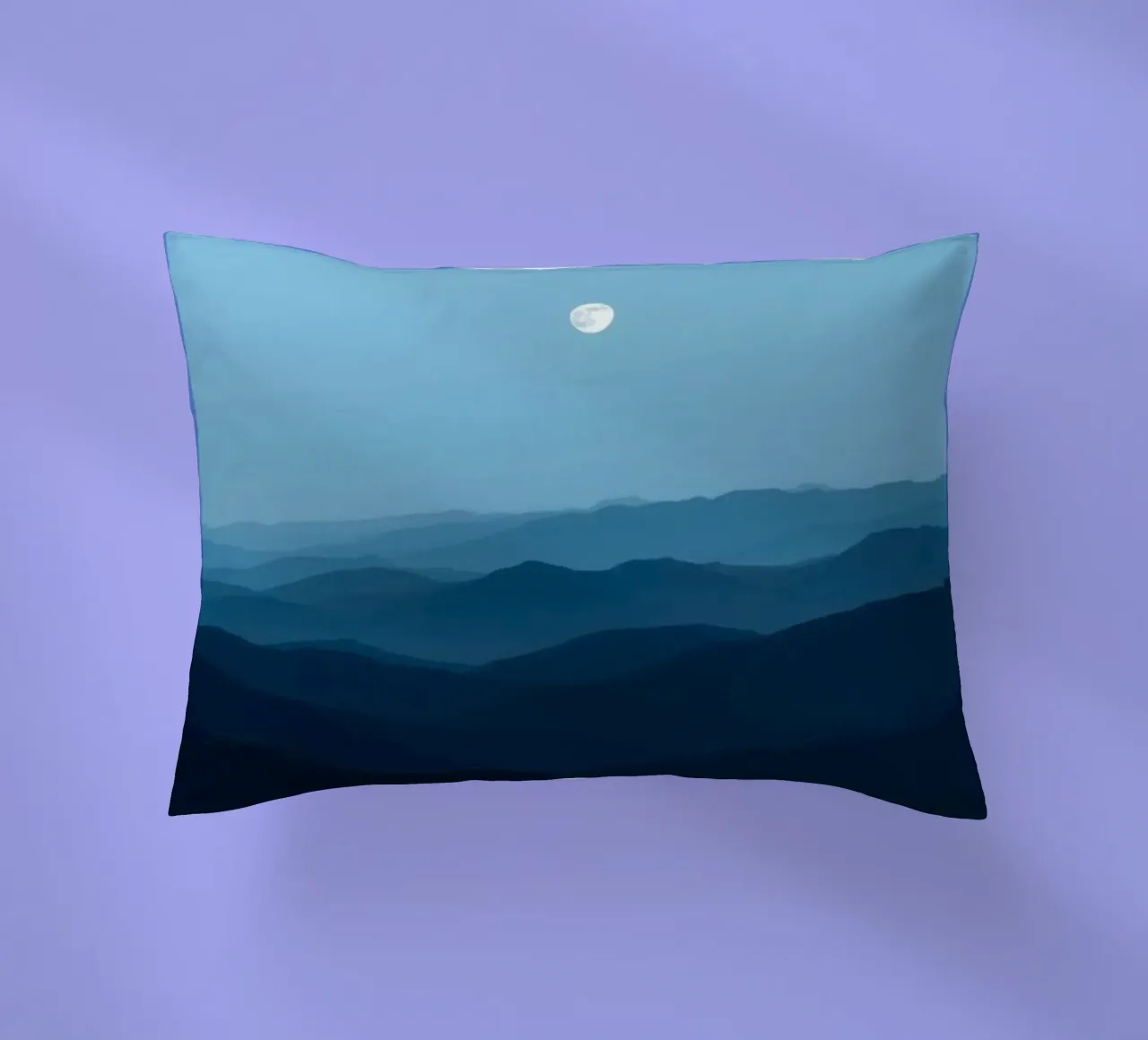 L'abbraccio della serenità: Un'alba di mezzanotte cuscino da Artistic-shop