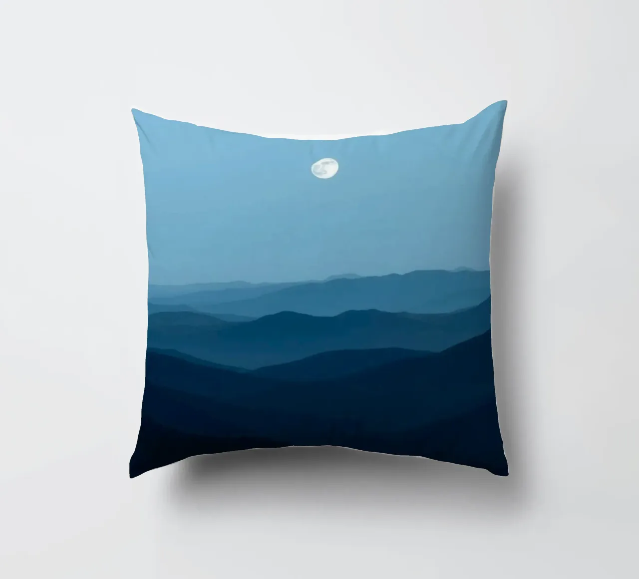 L'abbraccio della serenità: Un'alba di mezzanotte cuscino da Artistic-shop