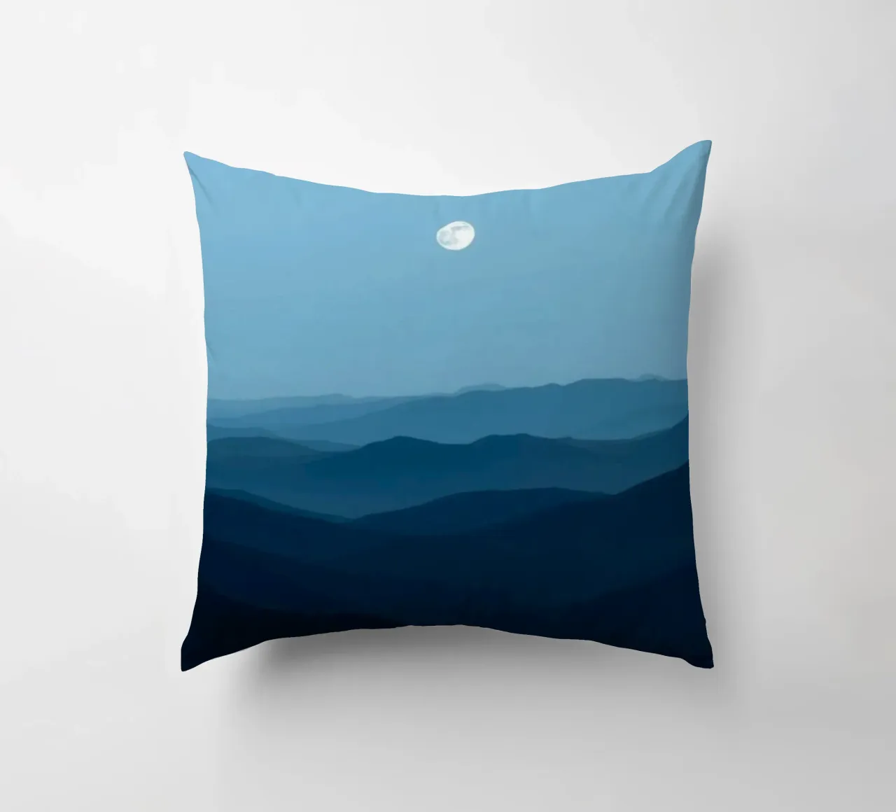 L'abbraccio della serenità: Un'alba di mezzanotte cuscino da Artistic-shop