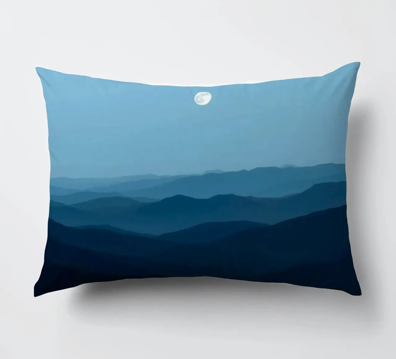 L'abbraccio della serenità: Un'alba di mezzanotte cuscino da Artistic-shop