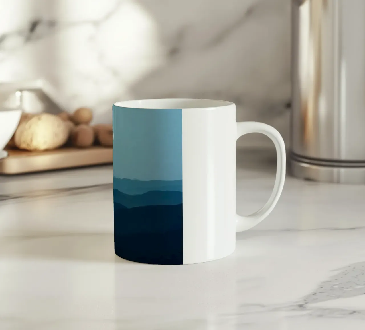 L'abbraccio della serenità: Un'alba di mezzanotte tazza in ceramica da Artistic-shop