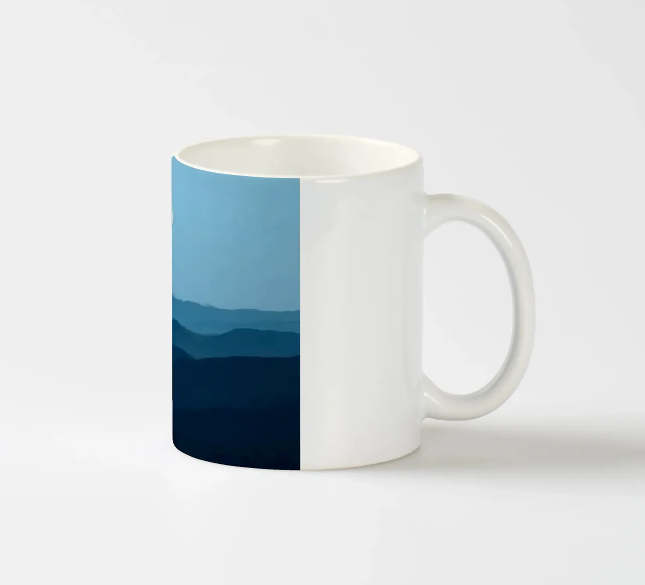L'abbraccio della serenità: Un'alba di mezzanotte tazza in ceramica da Artistic-shop
