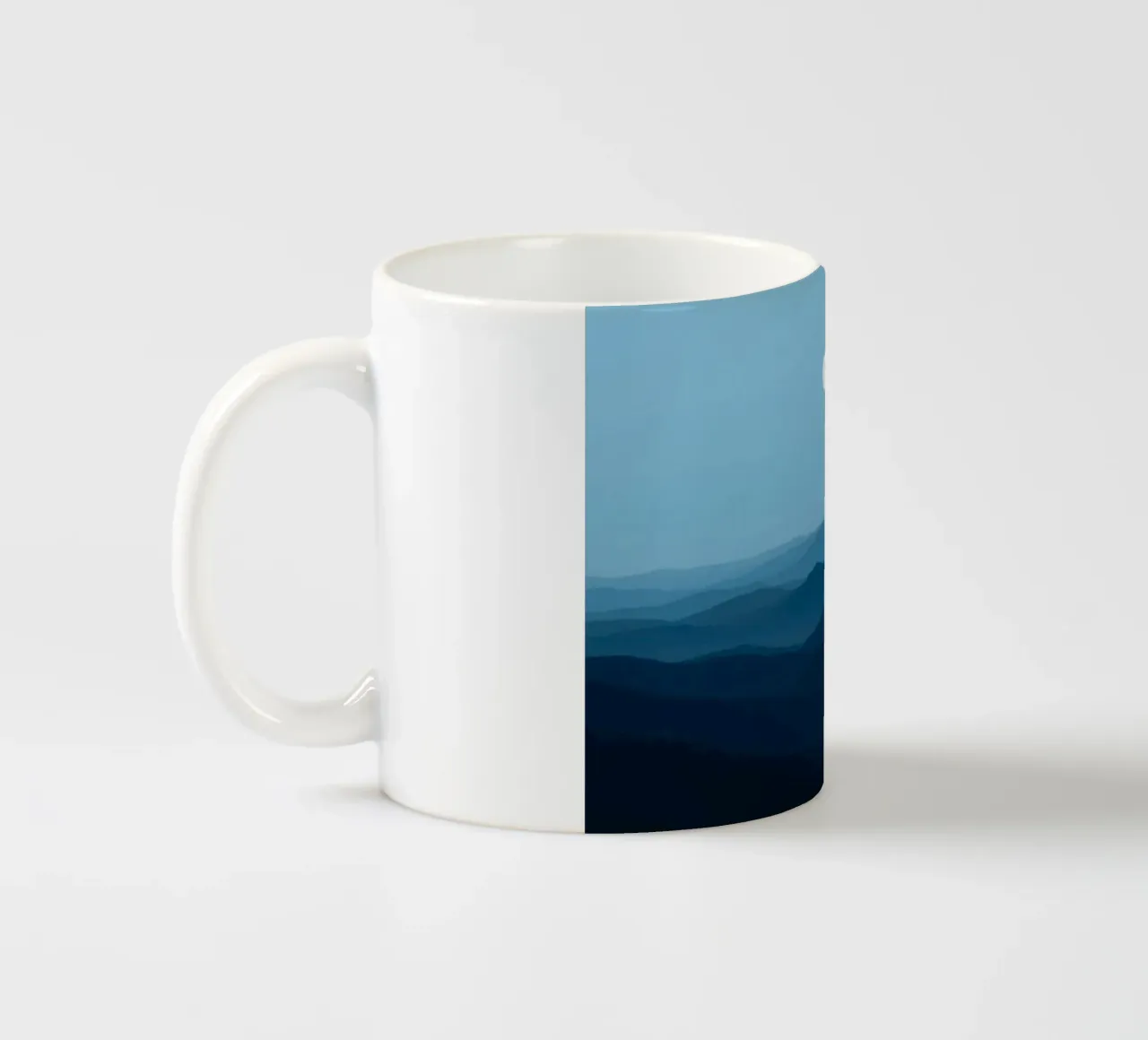 L'abbraccio della serenità: Un'alba di mezzanotte tazza in ceramica da Artistic-shop