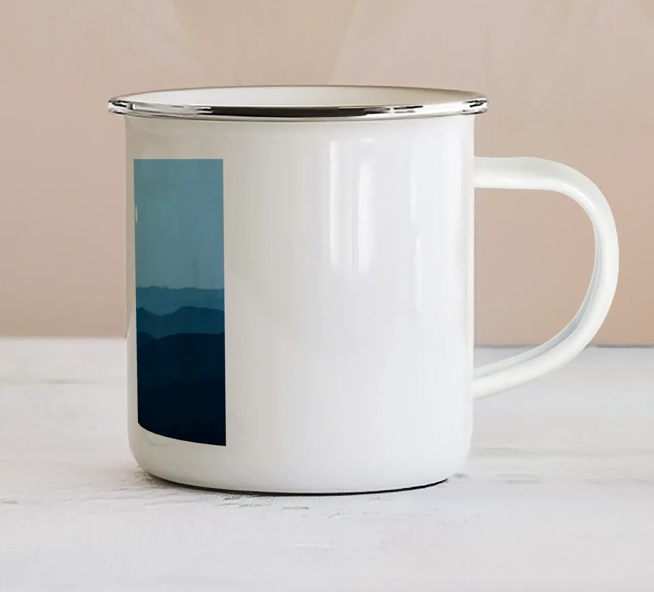 L'abbraccio della serenità: Un'alba di mezzanotte tazza in smalto da Artistic-shop