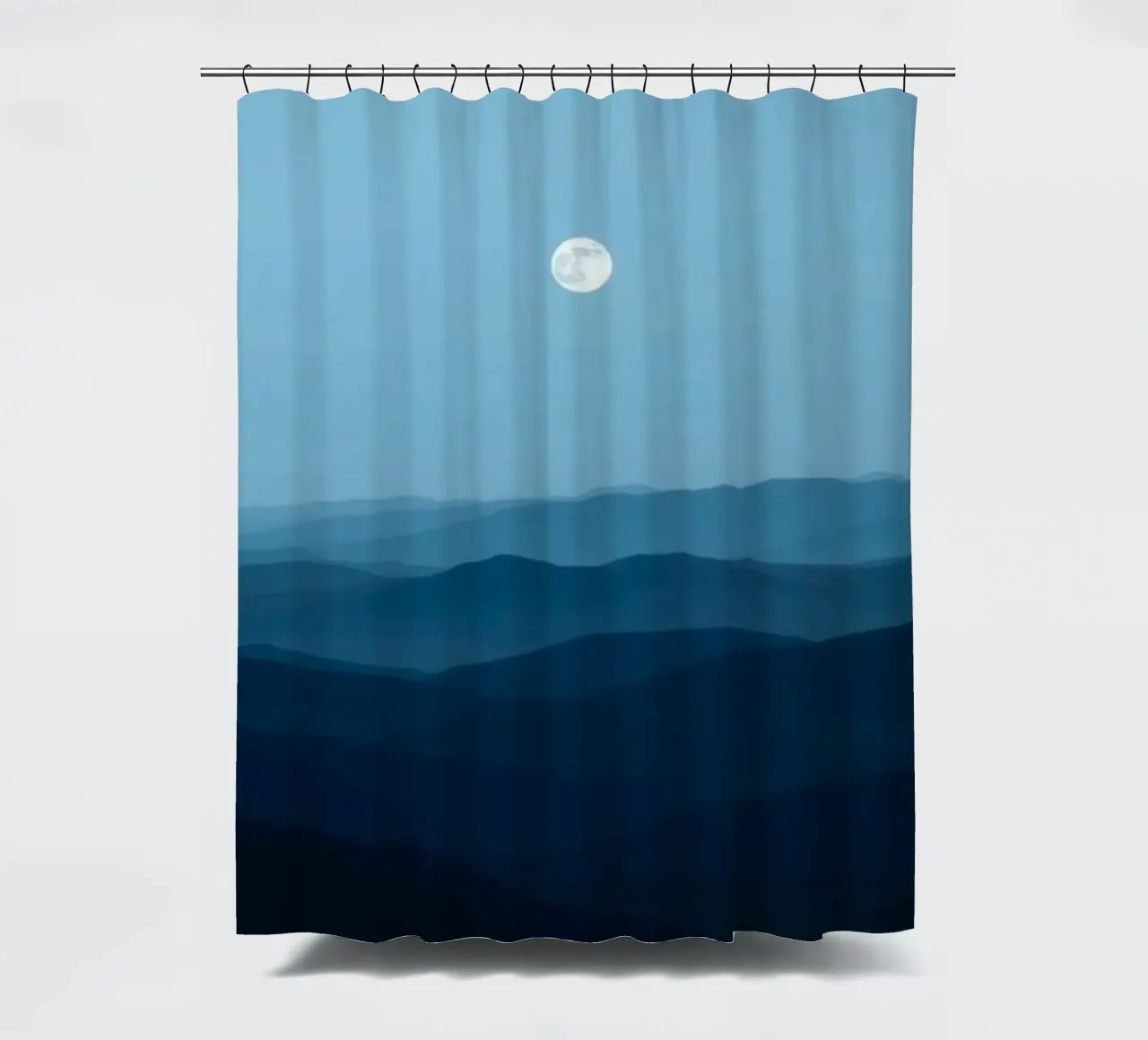 L'abbraccio della serenità: Un'alba di mezzanotte tenda da doccia da Artistic-shop