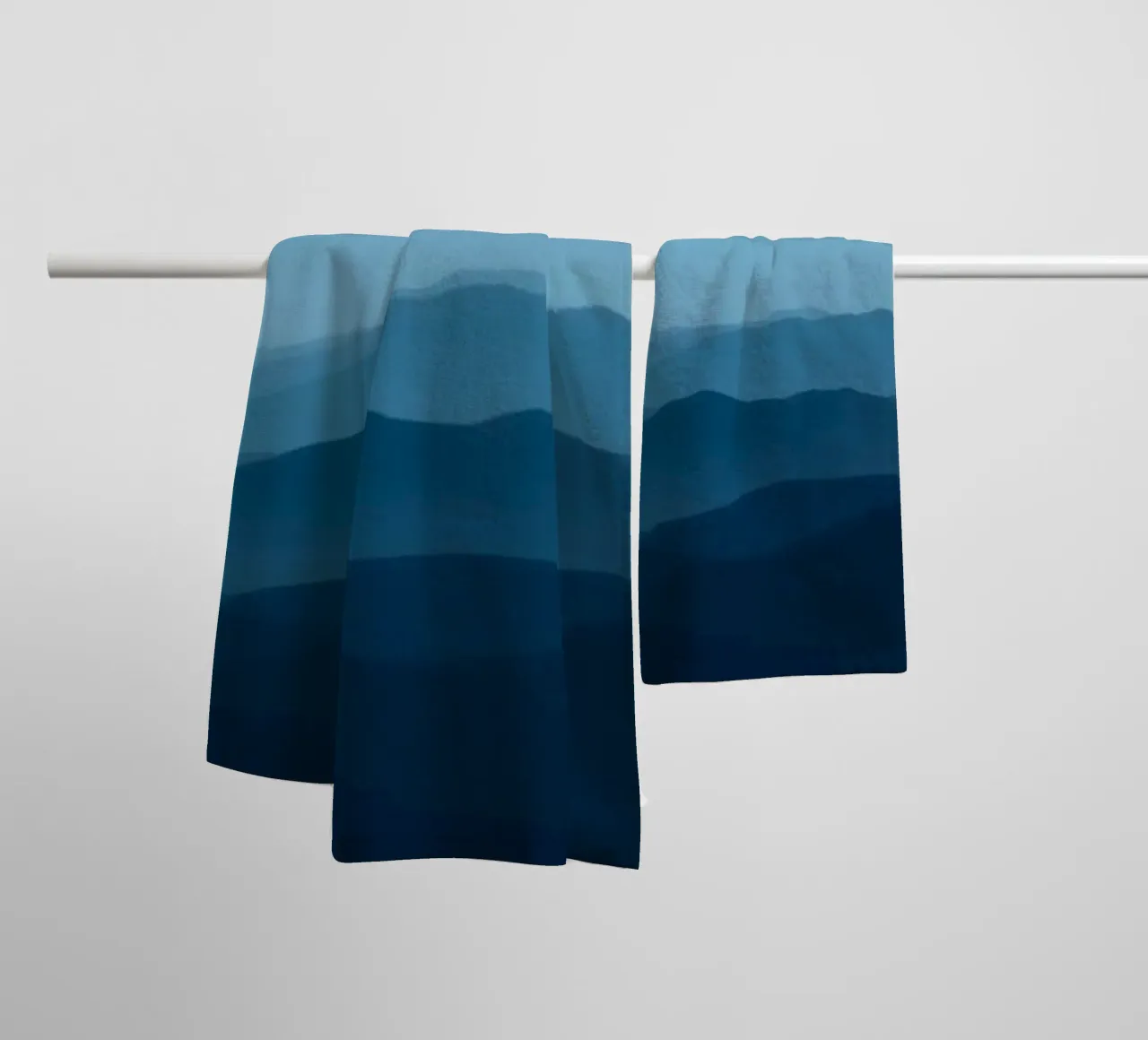 L'abbraccio della serenità: Un'alba di mezzanotte asciugamano da bagno da Artistic-shop