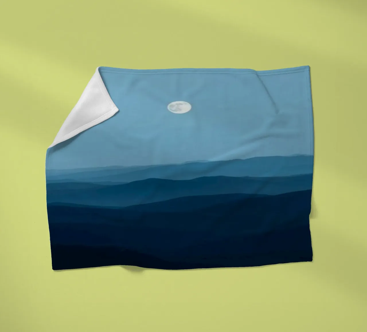 L'abbraccio della serenità: Un'alba di mezzanotte coperta in pile da Artistic-shop