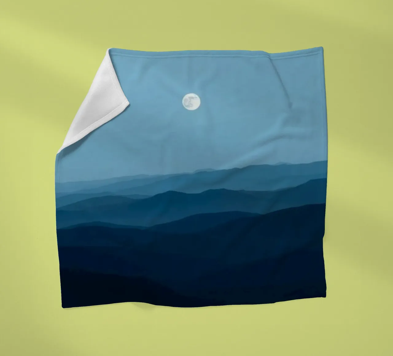 L'abbraccio della serenità: Un'alba di mezzanotte coperta in pile da Artistic-shop