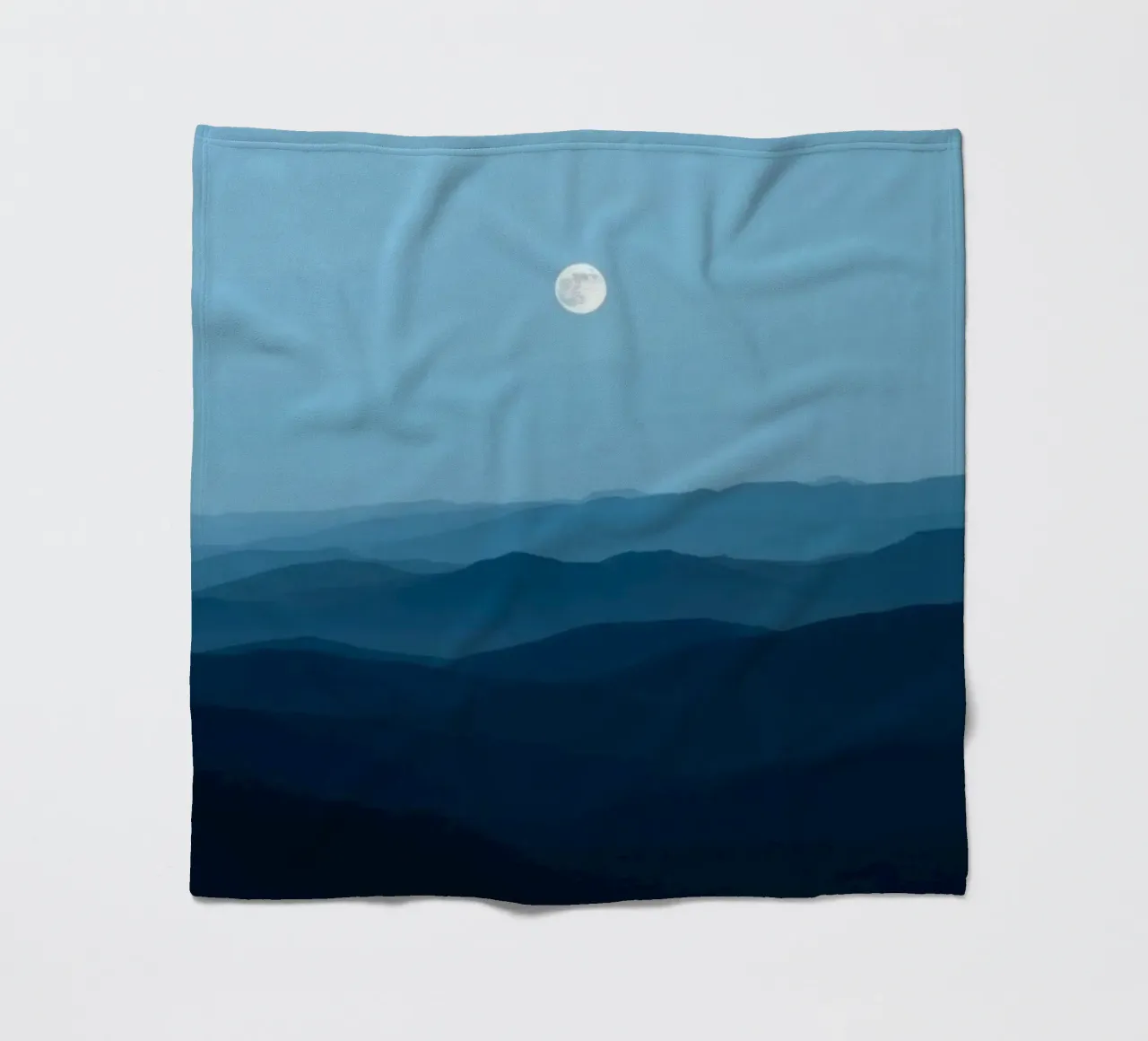 L'abbraccio della serenità: Un'alba di mezzanotte coperta in pile da Artistic-shop